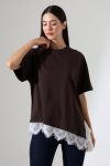 22288 KADIN ETEĞİ EĞİK VE DANTELLİ VE YIRTMAÇLI OVERSİZE KISA KOL TSHIRT 