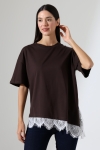 22288 KADIN ETEĞİ EĞİK VE DANTELLİ VE YIRTMAÇLI OVERSİZE KISA KOL TSHIRT 