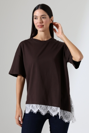 22288 KADIN ETEĞİ EĞİK VE DANTELLİ VE YIRTMAÇLI OVERSİZE KISA KOL TSHIRT 