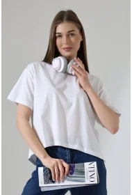 21929 KADIN KISA KOL GENİŞ VE YANLARI YIRTMAÇLI ARKASI OVAL BİSİKLET YAKA TSHIRT