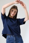 21929 KADIN KISA KOL GENİŞ VE YANLARI YIRTMAÇLI ARKASI OVAL BİSİKLET YAKA TSHIRT