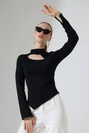 22190 KADIN YARIM BALIKÇI UZUN KOL YAN ETEĞİ ASİMETRİK ÖN GÖĞSÜ OVAL PENCERELİ TSHIRT