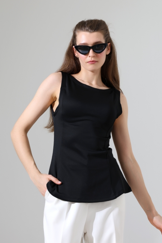 22068  KADIN KAYIK YAKA DOUBLE FACE YUMUŞAK DOKULU YANLARI KUPLU PARÇALI ETEĞİ VOLANLI KOLSUZ TSHIRT 