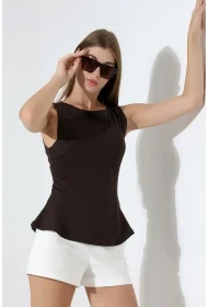 22070  KADIN KAYIK YAKA FULL LYC RİBANA YANLARI KUPLU PARÇALI ETEĞİ VOLANLI KOLSUZ TSHIRT 