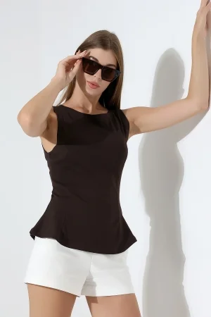 22070  KADIN KAYIK YAKA FULL LYC RİBANA YANLARI KUPLU PARÇALI ETEĞİ VOLANLI KOLSUZ TSHIRT 